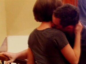 Fête de nuit à la piscine avec des échangistes se termine par une