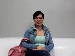 Une MILF amateur ronde et bien foutue baise avec une branlette