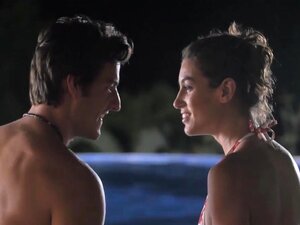 La salope sexy Julia et son copain baisent sauvagement dans la