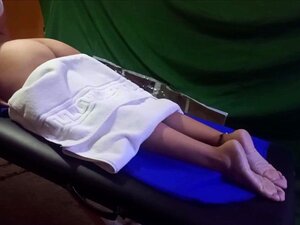 Massage amateur du corps et des pieds par un mec CD avec un cul