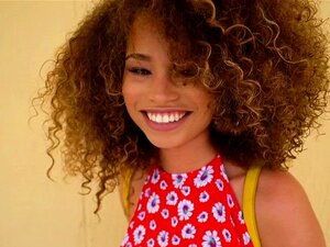 Le voyeur arrête la mignonne ébène sans soutien-gorge Cecilia Lion