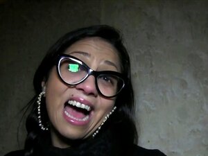 Beauté espagnole tirée bavant dans la salle de bain, beauté