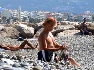 incroyable fille française seins nus riviera française