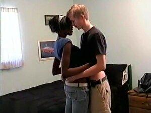 Une nana noire se fait remplir la bouche par une bite blanche