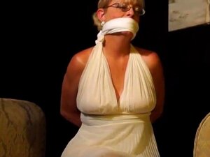MILF attachée et bâillonnée