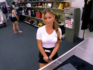 Une serveuse sexy met ses affaires en gage et se fait défoncer le cul