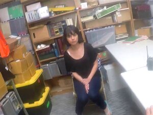 Une mignonne voleuse suce à contrecœur un agent de sécurité. Une