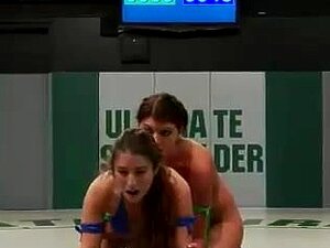 Lutteuse nue baisée dans la chatte