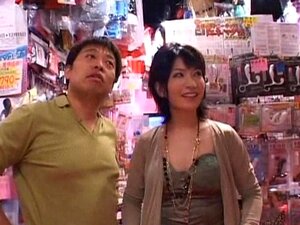 Une bombe japonaise se fait vibrer la chatte poilue dans un sex-shop