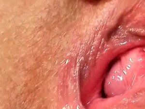 La grand-mère rousse Linda, gros plans sur sa chatte poilue