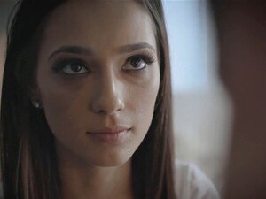 La petite belle-sœur cochonne prend une leçon de sexe avec son