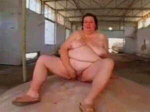 Une belle grand-mère SSBBW jouant en solo. Une belle grand-mère