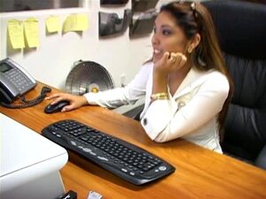 Employée de bureau en chaleur