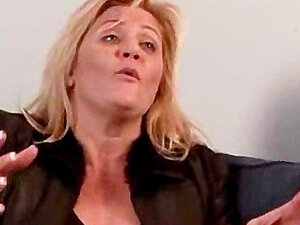 Massage lesbien avec un gros gode