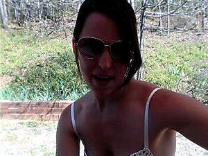 Une brune maigre en sunnies en lingerie blanche montre son