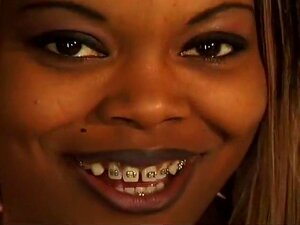 Beauté noire se baisant avec un gode, Xtacy est une vraie coquine