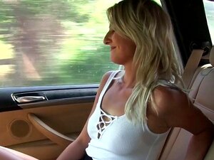 Blonde exhibant sa chatte pour une réduction de taxi. Bébé blonde