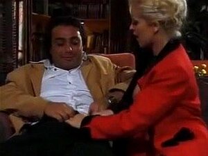 Clip de sexe vintage avec une MILF blonde séduisante, Trois mecs