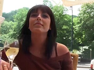 Frange de cheveux brune inconnue publiquement pour de l'argent