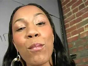 Une fille noire suce sa première bite blanche dans Gloryhole 23