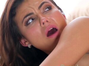 La secrétaire brune de Dane Jones veut que le patron fasse un 69 et