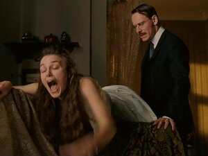 Keira Knightley se fait fesser