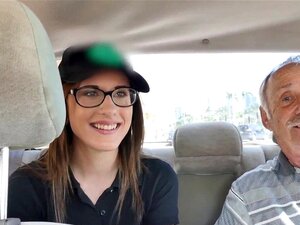 Vieux senior qui ravage la chatte. Vieux chanceux qui ravage la