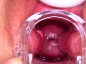 Une pornstar ultra charmante donne un massage spécial en te traitant.