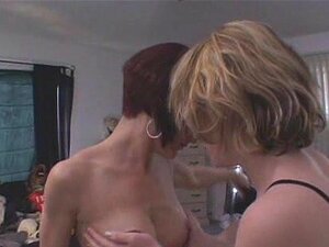 MILF pour la première fois avec une tête rouge chaude