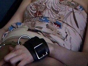 Mignonne avec les yeux bandés, utilisant une chatte soumise à