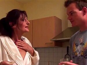 farah 51j floozy se fait remplir de sperme chaud dans les toilettes