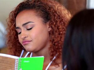 Yhivi se fait baiser par son ami, son beau-père avec une énorme bite