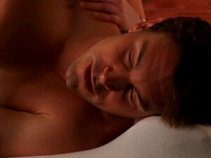 Jennifer Love Hewitt - Gros seins en tenue noire