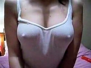 Des melons d'amour fermes et fermes en t-shirt mouillé,