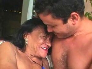 Laide grand-mère brésilienne, abandonne sa chatte et son trou du cul