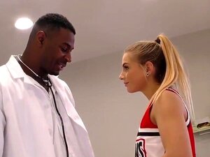 La mignonne pom-pom girl Sydney Cole baise un jock noir à l'hôpital