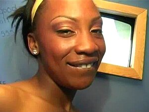 Fille noire initiée à l'art de la pipe au gloryhole 22