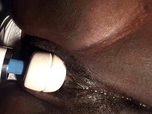 Une MILF noire vibre son vagin. Une MILF noire se masturbe avec un