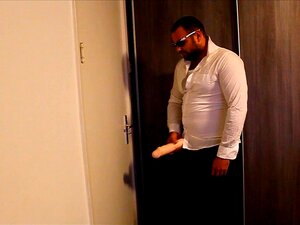 J-Art solo masculin avec un gros gode en portant des lunettes de