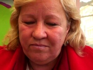 Une grand-mère de 70 ans bien foutue chevauche une bite d'inconnu