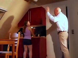 Le vieux chauve des bussines baise sa copine fraîchement gâtée