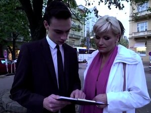 La femme au foyer Margaux en chaleur fait son toyboy