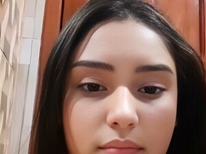 Mignonne mignonne se déshabille pour toi et fait un BJ