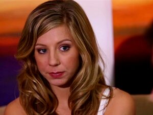 Entassée sur le lit par une babysitter blonde chaude, la jolie