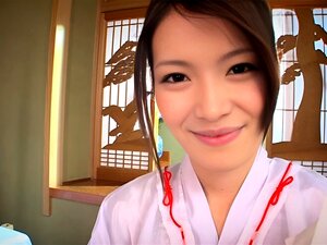 Kimono Lady Anna Kirishima est une véritable beauté japonaise