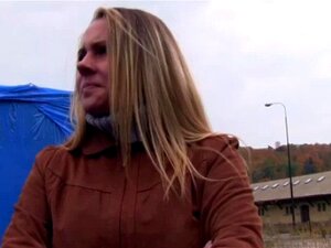 Une blonde chaude ramassée fait une pipe seins nus