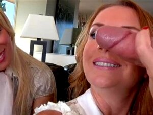 Les milfs dominatrices en groupe règnent sur la bite en suçant. Les