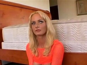 La blonde sexy Melissa Lauren fait un plan à trois