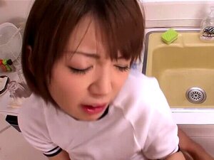 La salope japonaise Mayu Nozomi en chaleur dans une cuisine exotique,
