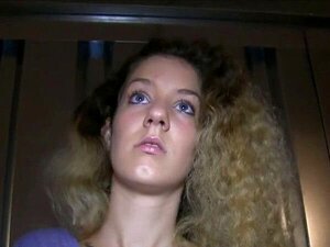 Regardez cette belle blonde donner une fellation en public contre de